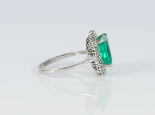 Anillo en oro blanco 18k con esmeralda y diamantes