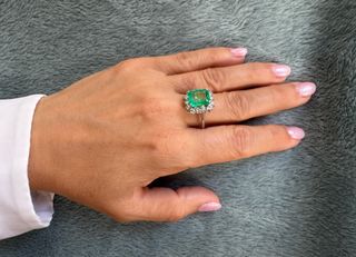 Anillo en oro blanco 18k con esmeralda y diamantes