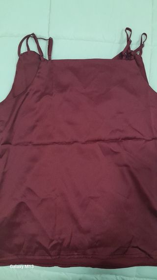 Camiseta burdeos de tirantes finos.