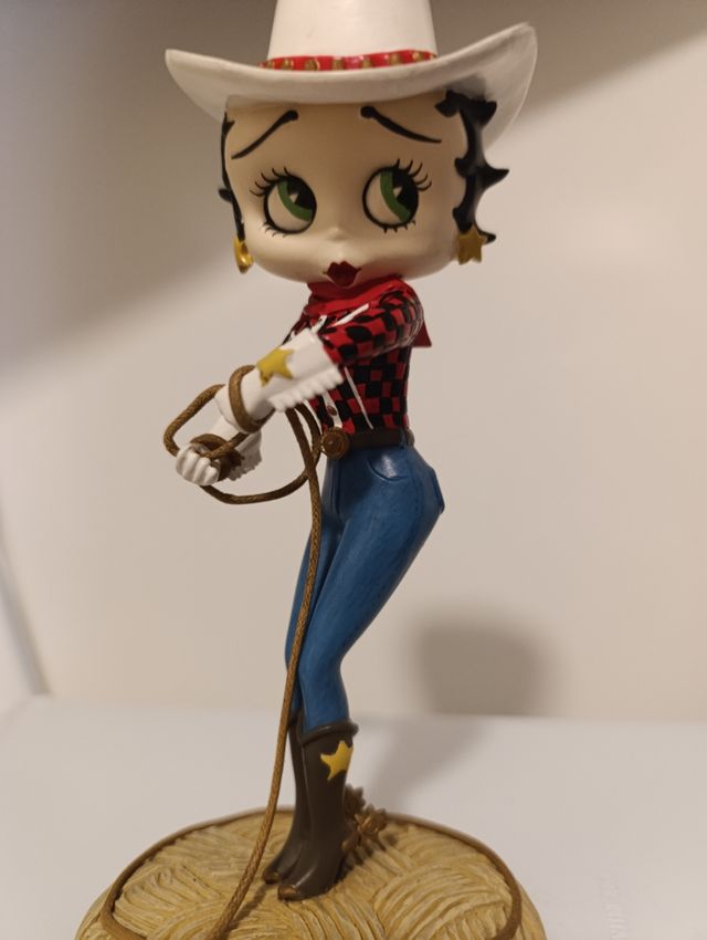 Statuina di Betty boop. È alta circa 17 cm.