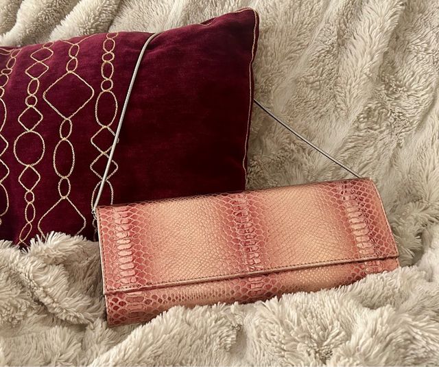 Cartera de
mano para fiesta color salmon estampado