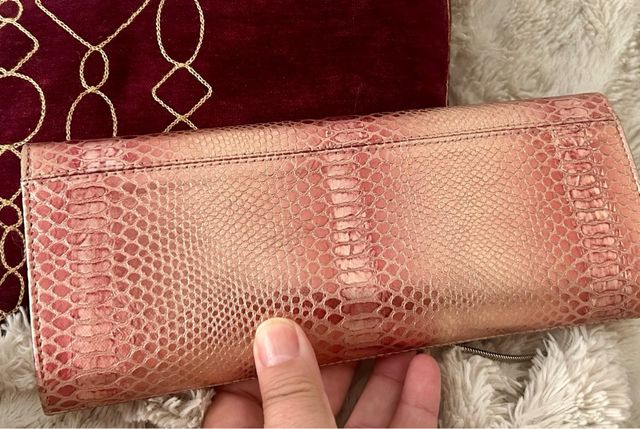 Cartera de
mano para fiesta color salmon estampado