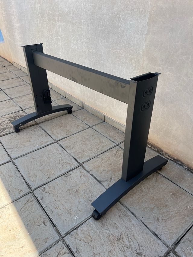 Soporte plotter HP - Patas con ruedas.
