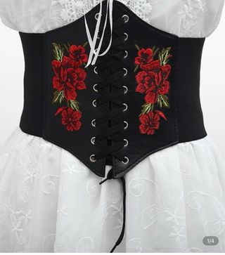 Cinturón negro con flores rojas SIN ESTRENAR!!!