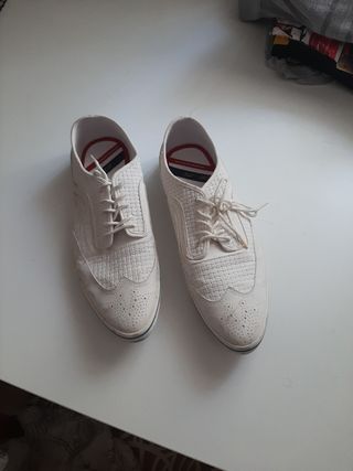 Zapatos blancos tipo Oxford