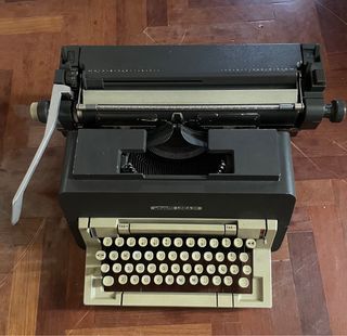 Máquina de escribir Olivetti Linea 98
