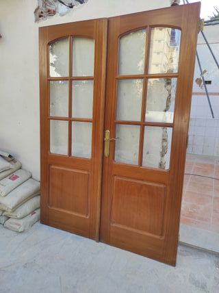 Puertas sapelly macizas con vidrieras