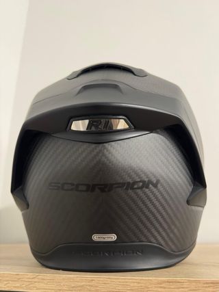 Casco Scorpion Exo y guantes Alpinestars