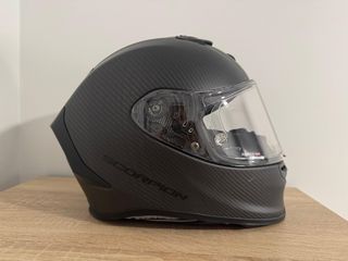 Casco Scorpion Exo y guantes Alpinestars