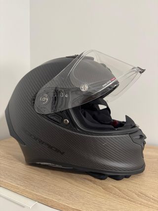 Casco Scorpion Exo y guantes Alpinestars