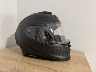 Casco Scorpion Exo y guantes Alpinestars