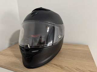 Casco Scorpion Exo y guantes Alpinestars