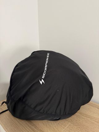 Casco Scorpion Exo y guantes Alpinestars