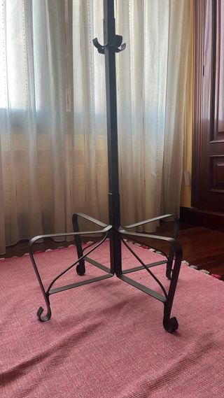 Perchero pie negro metal