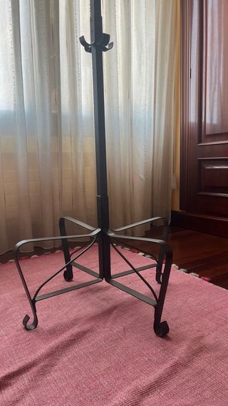 Perchero pie negro metal