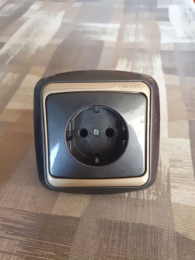 Mecanismo enchufes Niessen arco - Grafito y oro.