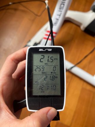 Rodillo Elite Qubo Digital blanco con pantalla