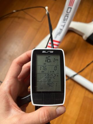 Rodillo Elite Qubo Digital blanco con pantalla