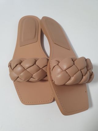 Sandalias Stradivarius beige trenzadas