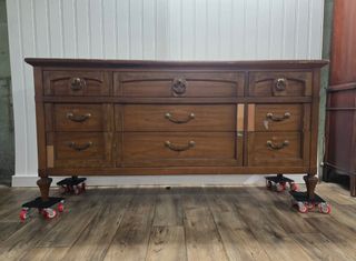 Cómoda beige de madera maciza rebovada