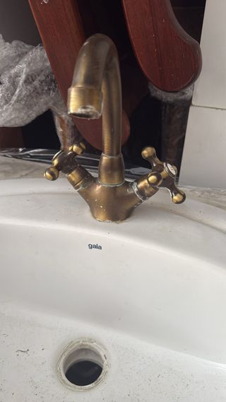 Mobili da bagno antichi con lavabo