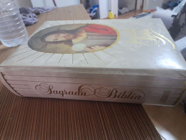 Sagrada biblia.1471 páginas pesa 3'5k