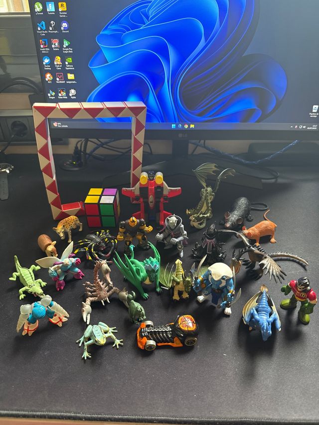 Lote juguetes: Gormiti, dragones, cubo Rubik...