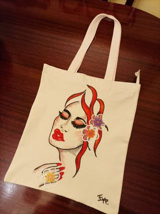 Bolsa tela pintada a mano. Lleva cierre con crema