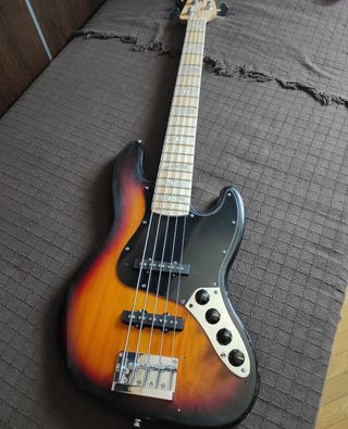 ¡OCASIÓN! Bajo eléctrico Jazz Bass 5 cuerdas.