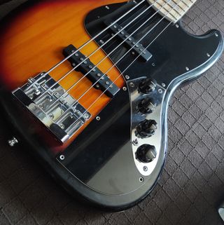 ¡OCASIÓN! Bajo eléctrico Jazz Bass 5 cuerdas.