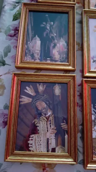 12 cuadros de madera dorados.