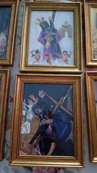 12 cuadros de madera dorados.