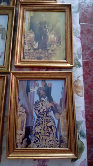 12 cuadros de madera dorados.