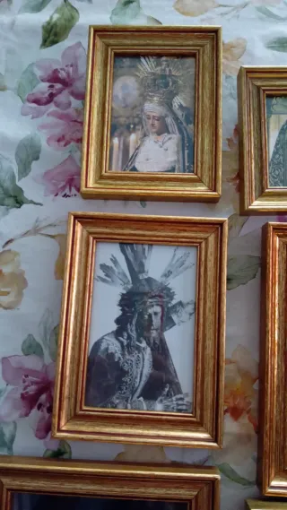 12 cuadros de madera dorados.