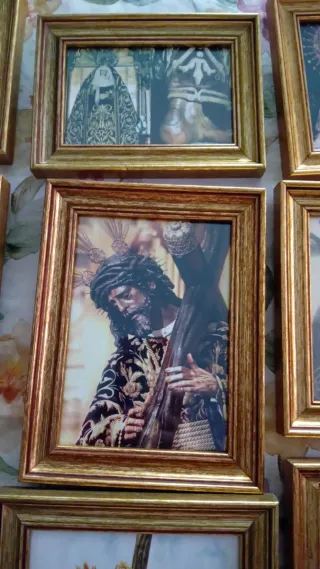 12 cuadros de madera dorados.