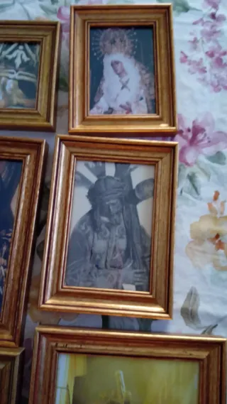 12 cuadros de madera dorados.