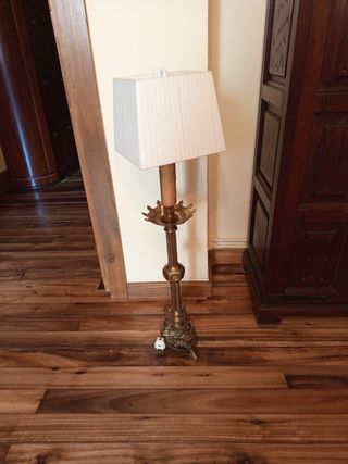 Lampara pie dorada metal