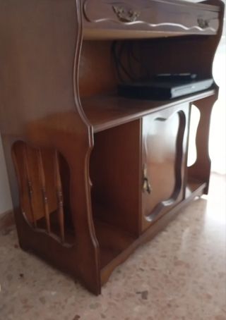 Mueble televisión madera marrón con ruedas