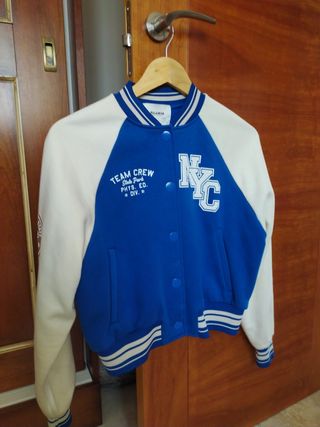 Chaqueta bomber Pull&Bear  azul y blanca