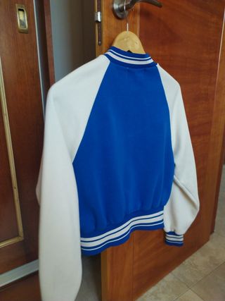 Chaqueta bomber Pull&Bear  azul y blanca