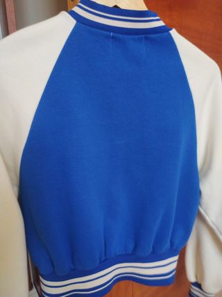 Chaqueta bomber Pull&Bear  azul y blanca