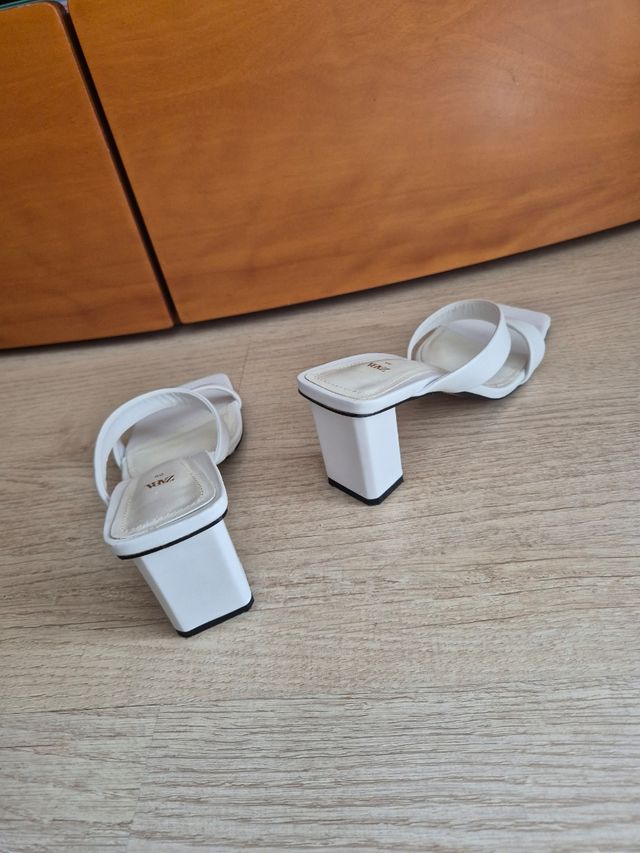 Sandalias tacón Zara blancas 39