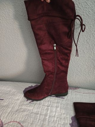 Botas altas de ante, color burdeos
