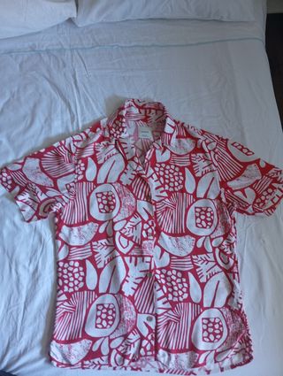 Camisa hawaiana roja y blanca