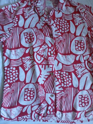 Camisa hawaiana roja y blanca