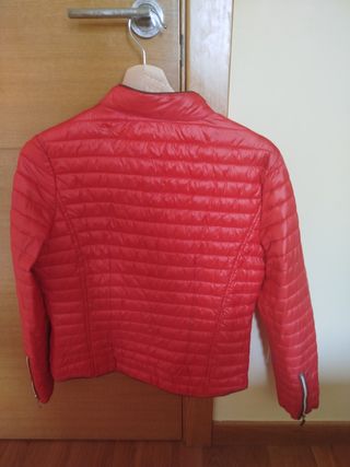 Chaqueta roja acolchada