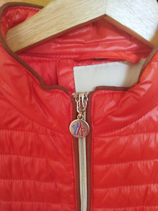 Chaqueta roja acolchada