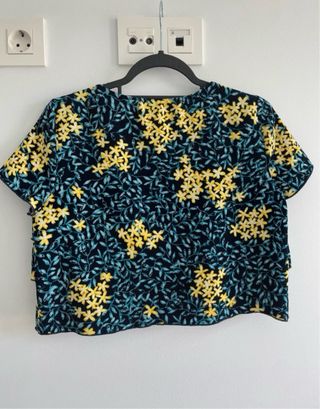 Top azul y amarillo volantes