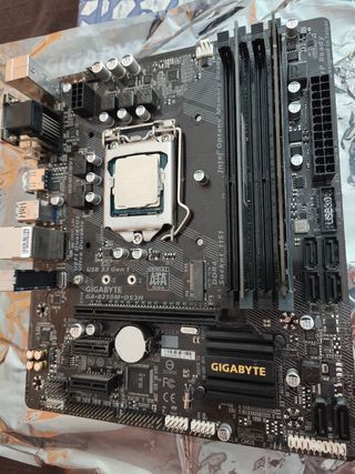 Gigabyte B250M-DS3H + i5-7400 + 16GB RAM