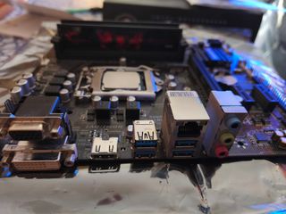 Gigabyte B250M-DS3H + i5-7400 + 16GB RAM